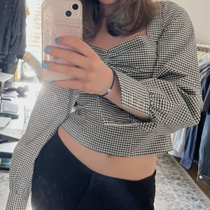 Rutig blus  - Så fin rutig blus från NA-KD i storlek 36 (skulle säga 34)🖤🤍