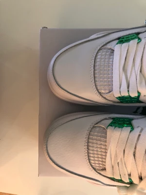 Jordan 4 Metalic Green - Helt oanvända storlek 42 Skriv om ni har frågor priset kan sänkas vid snabb affär kan skicka i hela Sverige 