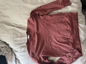 Hoodie  - Acne hoodie, har två små hål skick 7,5/10. Annars inte andvänd. Köptes i butik för 2200kr 