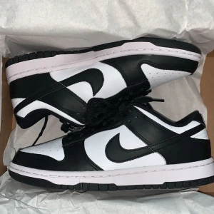 Nike Panda Dunks, Low - HELT NYA nike panda dunks i storlek 39, aldrig ens tagit ut ur kartongen! Hann ej med returdatumet pga att jag var bortrest. Pris kan diskuteras🤍  OBS! Köparen står för frakt!🤍