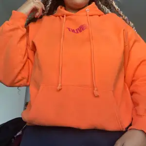 Väldigt fin orange hoodie 🧡 Den är ganska tjock så väldigt passande för sommarnätter och när man fryser. Köpt från Carlings klädbutik