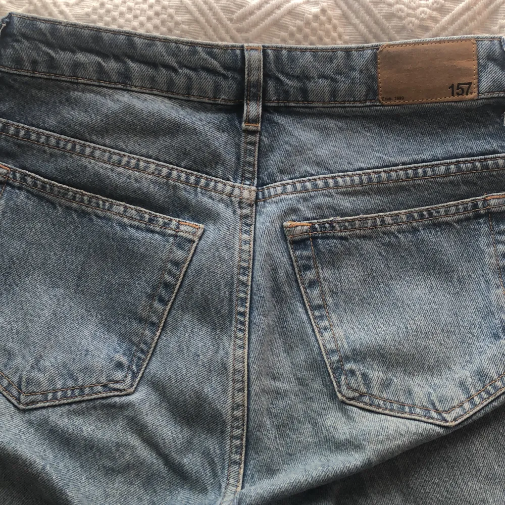jeans från lager 157 som är wide leg. De är ganska tjockt jeans material och inte jätte stretchiga men sköna. . Jeans & Byxor.