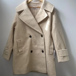 ASOS kappa - Aldrig används, lapparna sitter kvar. Kappan är i storlek 36/S men den är oversized så den sitter mer som en 38/M