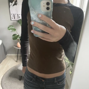 Brandy Melville Topp - Säljer min fina topp från brandy Melville! Kommer tyvärr inte till användning längre. Finns inga spår av användning och köparen står för frakten! 📦