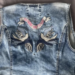 Odd molly - Jeansväst från Odd Molly som inte finns att få tag på längre. Den är i Storlek 2 vilket motsvarar S skulle jag säga, men passar även Xs. Inga defekter. Skriv för fler bilder VID INTRESSE!