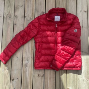 Moncler jacka  - asball vår jacka, färg röd size 4. Hör av er för fler bilder 😁