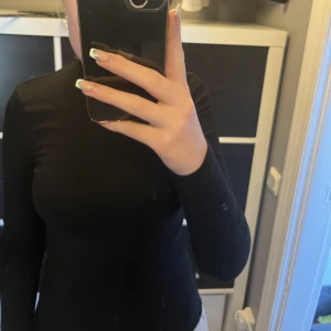 Topp med krage från HM - Svart topp med krage från HM. Bra kvalitet. Köparen står för frakten💗💗