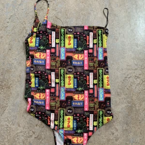 Superfin Body😍 - En super fin body med design! Sitter så fint och passar med allt möjligt! (Vid jättebra skick och Bara använts 1 gång)