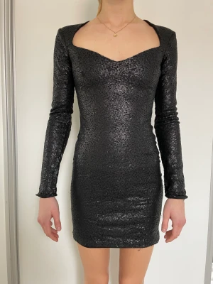 Svart klänning paljett - Fin svart klänning med paljetter. 