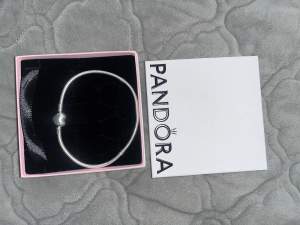 Pandora Moments Heart Clasp ormkedjearband. Köpte den för 1,5 månad sedan, är för stor tyvärr och retur tiden har passerat. Storlek 23cm ( pandoras storlek)   Nypris på hemsidan 549:- 