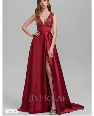 Balklänning  - Jättefin röd balklänning i storlek 32 men stor i storleken så passar mig som egentligen har 34, använd 1 gång och är som ny. Nypris - 2000kr