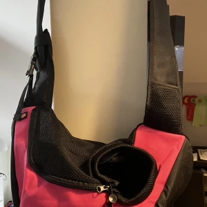 Väska för mindre hund - Helt ny väska du kan bära din hund/katt i Ca 1-5 kg 