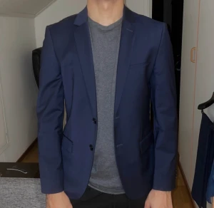 Boss kostym  - Hugo boss kostym storlek S i marinblå färg. Använd endast två gånger och inter mer än det