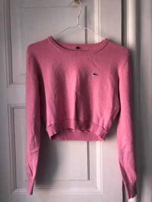 Lacoste tröja rosa  - superfin tröja från lacoste som jag köpt här på plick, kommer tyvärr inte till användning. den är lite nopprig men inget som inte kan fixas till 