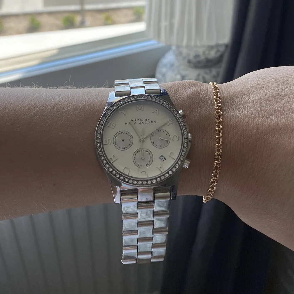 En klocka som funkar felfritt! Märket marc by Marc Jacobs Ena visaren i miniklockorna har lossnat, att laga den kostar 500kr Där av mitt låga pris!. Asusteet.