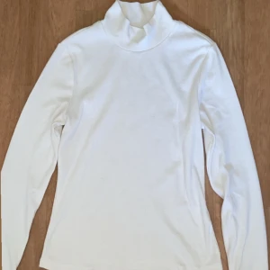 Vit polotröja  - Säljer då den inte kommer till användning och har använt den va 3 gånger 