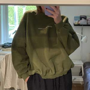 Fin Oversized sweatshirt i färgen mörk grön, från pull&bear strl L