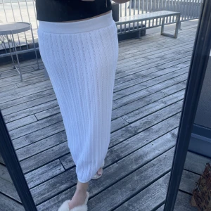 Vit stickad kjol - Från Lindex. Vit stickad. Fint skick. Frakt spårbar 66kr. Storlek S