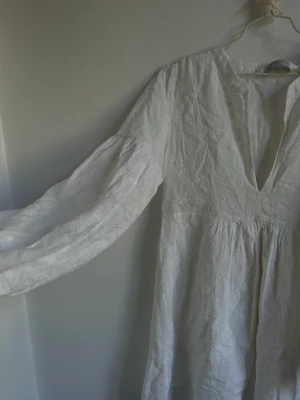 Zara klänning - Vit zara klänning som inge finns i butik köpt 2022