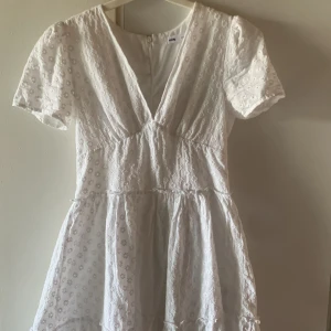 Vit sommarklänning  - En vit sommarklänning, med små vita blommor på💕 super söt till student eller avslutning 