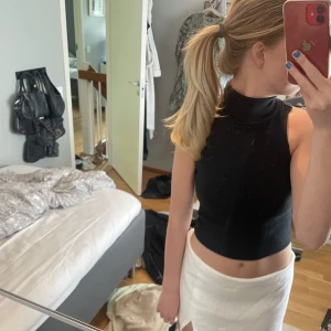 Fest topp  - En fin mörkblå/marinblå fest topp med hög krage från bikbok i storlek S💙