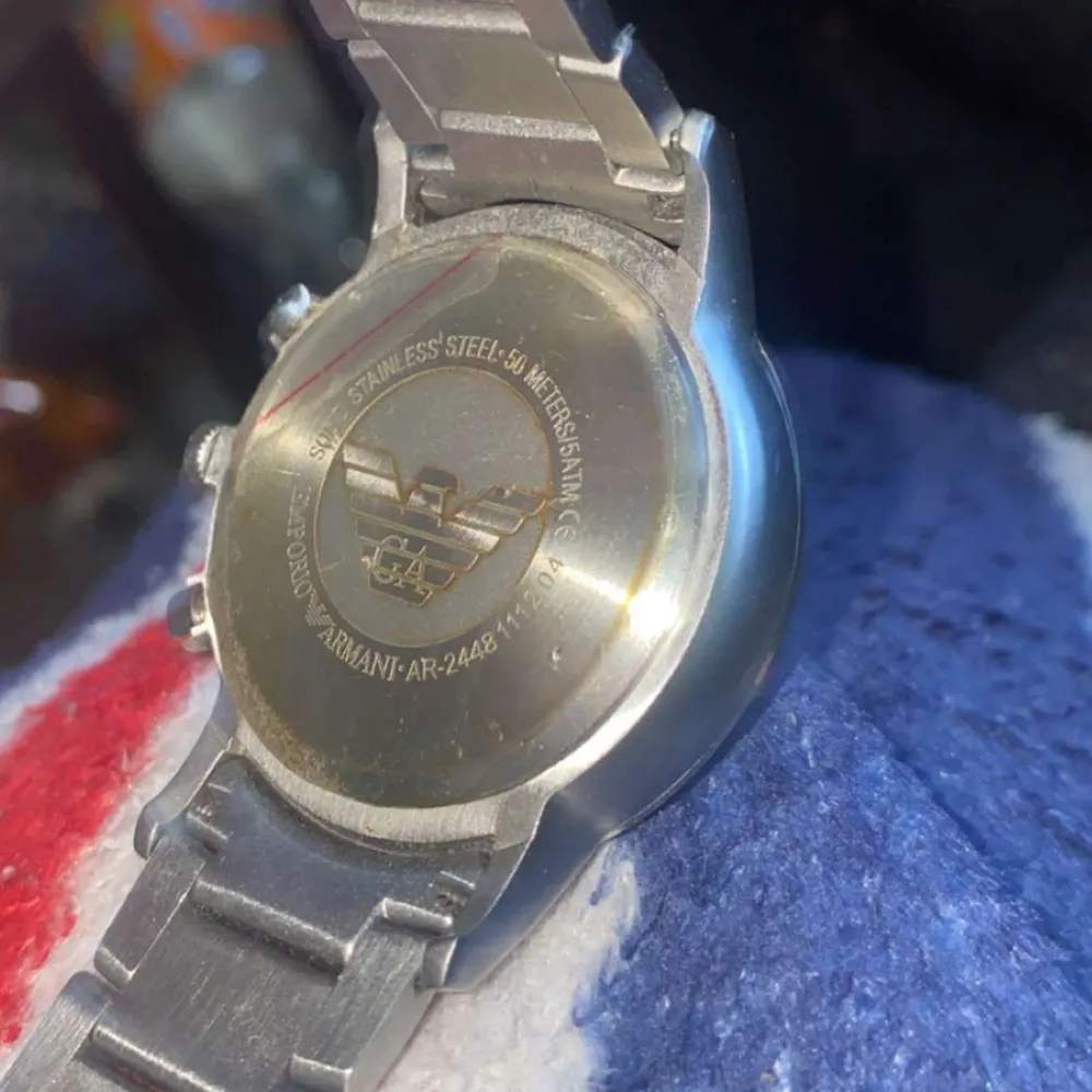 Säljer denna jättefina Armani klocka till herr, jag köpte den för 2000 kr säljer för 800. Accessoarer.