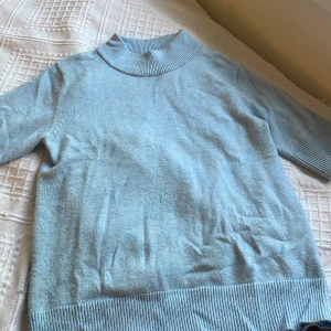 Blå tjocktröja  - Säljer min blå kortarmade tjocktröja från vila. 