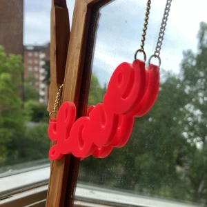 Halsband - ”Love” halsband. 