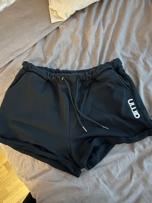 Aimn shorts - Shorts från aimn i storlek M men passar mer en S skulle jag säga  80kr+frakt 