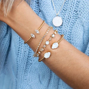 Caroline svedbom armband  - Säljer mitt super söta Caroline svedbom mini drop i färgen white opal , låda är slängd tyvärr 💖nypris 695