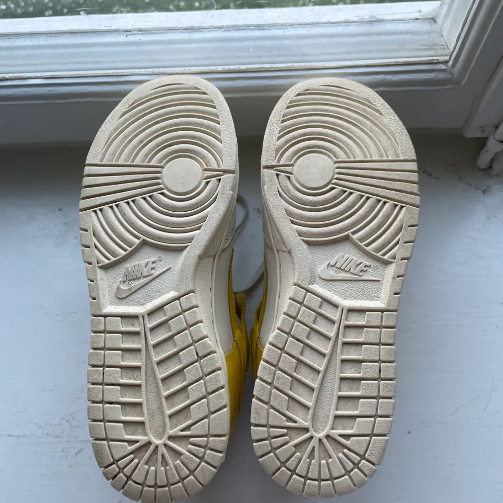 Ett par Nike dunk low lx banana i storlek 40 som är perfekta inför sommaren ☀️☀️🌻⛱️. Skor.