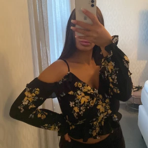 Söt blommig blus - Super fin men för liten för mig