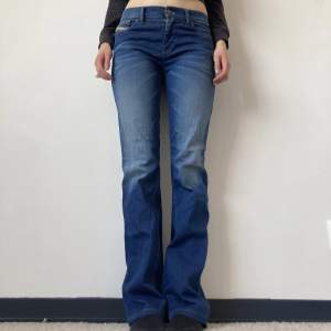 Snygga Jeans från diesel industry ⚜️🤍⭐️ strechiga i materialet. Storlek w28 L34. Midjemått: 81 cm. Innerbensmått: 88 cm. Endast frakt 🎀 använd gärna köp-nu ⭐️ om den inte är markerad sålt finns den kvar🥀