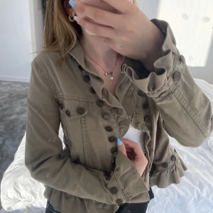 Jacka - En så cool och fin jacka! Militärgrön med knappar och volanger 😍❤️ kommer ej till användning.  (Lånade bilder från tjejen jag köpte av)