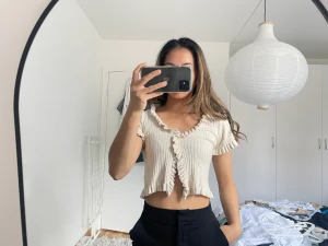 Topp från chiquelle - Superfin topp från chiquelle i beige färg. Strl XS