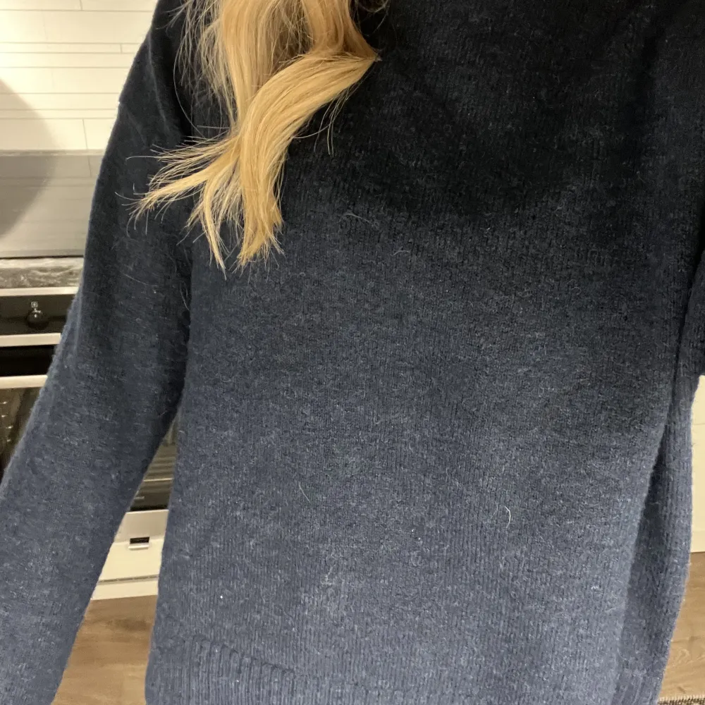 Marinblå stickad tröja ifrån Kappahl, sticks inte alls och helt oanvänd! 💘 Köpt för 499kr säljer för 130kr!!. Tröjor & Koftor.