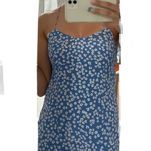 Klänning zara - Jättefin sommarklänning från zara:) ljusblå med små vita blommor! sparsamt använd!