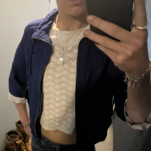 Blå jacka - Blå jacka köpt secondhand i storlek S. 