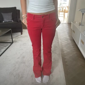Röda bootcut byxor - Säljer dessa sååå snygga röda Manchester byxor Hon på bilden är 166, storlek 36/S.