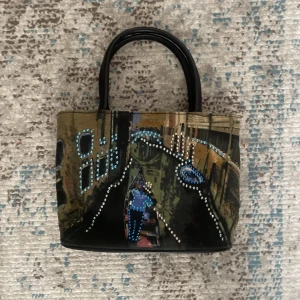 handväska - en handväska med lite rhinestones/strass plus medföljande axelband😊supergullig med små blåa rhinestones på framsidan, baktil är det utan💗