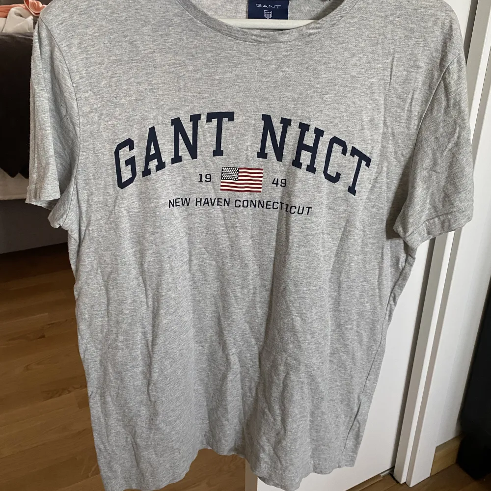 Äkta Gant Tshirt som legat i garderoben ett bra tag. Säljes då den inte kommer till användning och är för liten!. T-shirts.