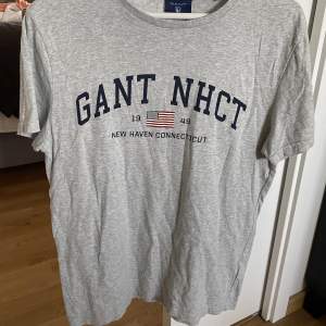 Äkta Gant Tshirt som legat i garderoben ett bra tag. Säljes då den inte kommer till användning och är för liten!