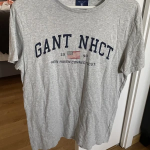 Gant tshirt - Äkta Gant Tshirt som legat i garderoben ett bra tag. Säljes då den inte kommer till användning och är för liten!