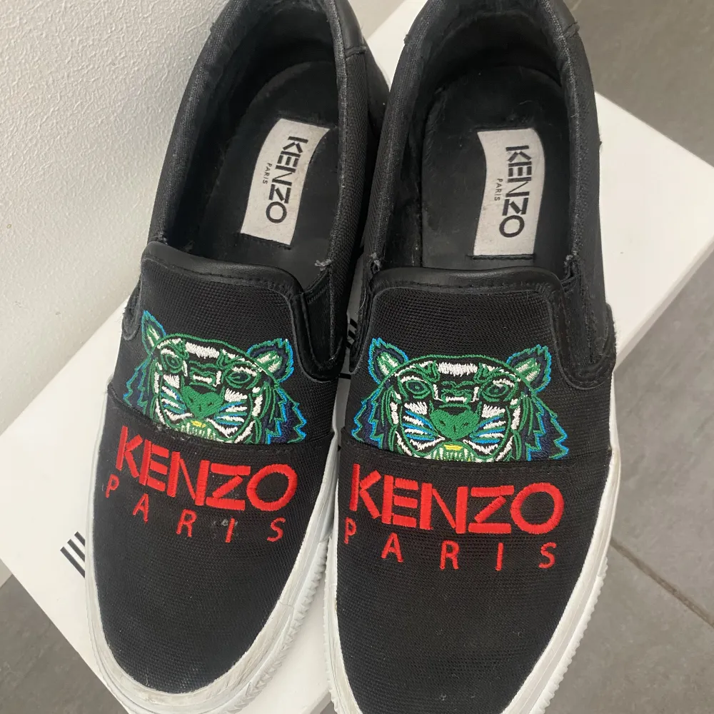 Svin coola kenzo skor! Perfekta inför sommaren, använda få gånger. Ny pris 1 800 kr❤️. Skor.