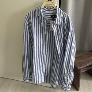Randig skjorta från HM - Randig skjorta från HM -linnenblend. Aldrig använt bara testat på men var för stor. Så skulle säga storlek M-L. Nypris 300 å ja säljer för 215