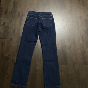 High waist jeans - Gamla jeans som ej passar längre. Mörkblå jeans i high waist straight leg.