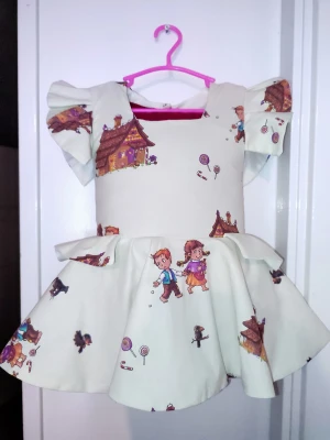 Baby klänning  - Hej❤️   Titta på hur söt den här klänningen jag gjorde storlek för 12-19 månader.   Priset är endast 100 kr, och det kommer definitivt med ett litet virkband med klänningen ⭐🤎   Klänningen är fodrad och sydd på ett elegant sätt.. skynda dig🤩