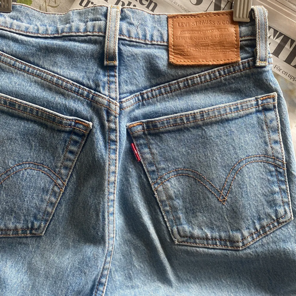 Superfräscha jeans i topp skick. Måste sälja de då de blivit för små för mig. Nypris cirka 1200 kr. . Jeans & Byxor.