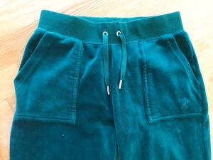 Mörkgröna juicy  - juicy byxor i xs, i bra skick säljer då dom inte kommer till användning och är lite för stora för mig som vanligtvis bär xxs, skriv för fler bilder! Pris kan diskuteras.