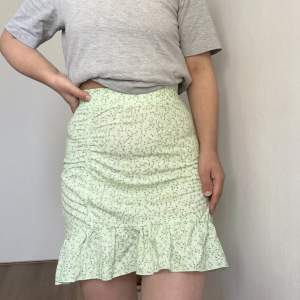 Säljer denna otroligt fina gröna kjolen, med vita detaljer på. En riktig sommardröm! Den har en ”knyt” grej på framdelen, vilket gör att de händer mycket på den tillsammans med volanger nedtill! Bekväm, perfekt längd. Storlek S. Pris: 150 + frakt! 